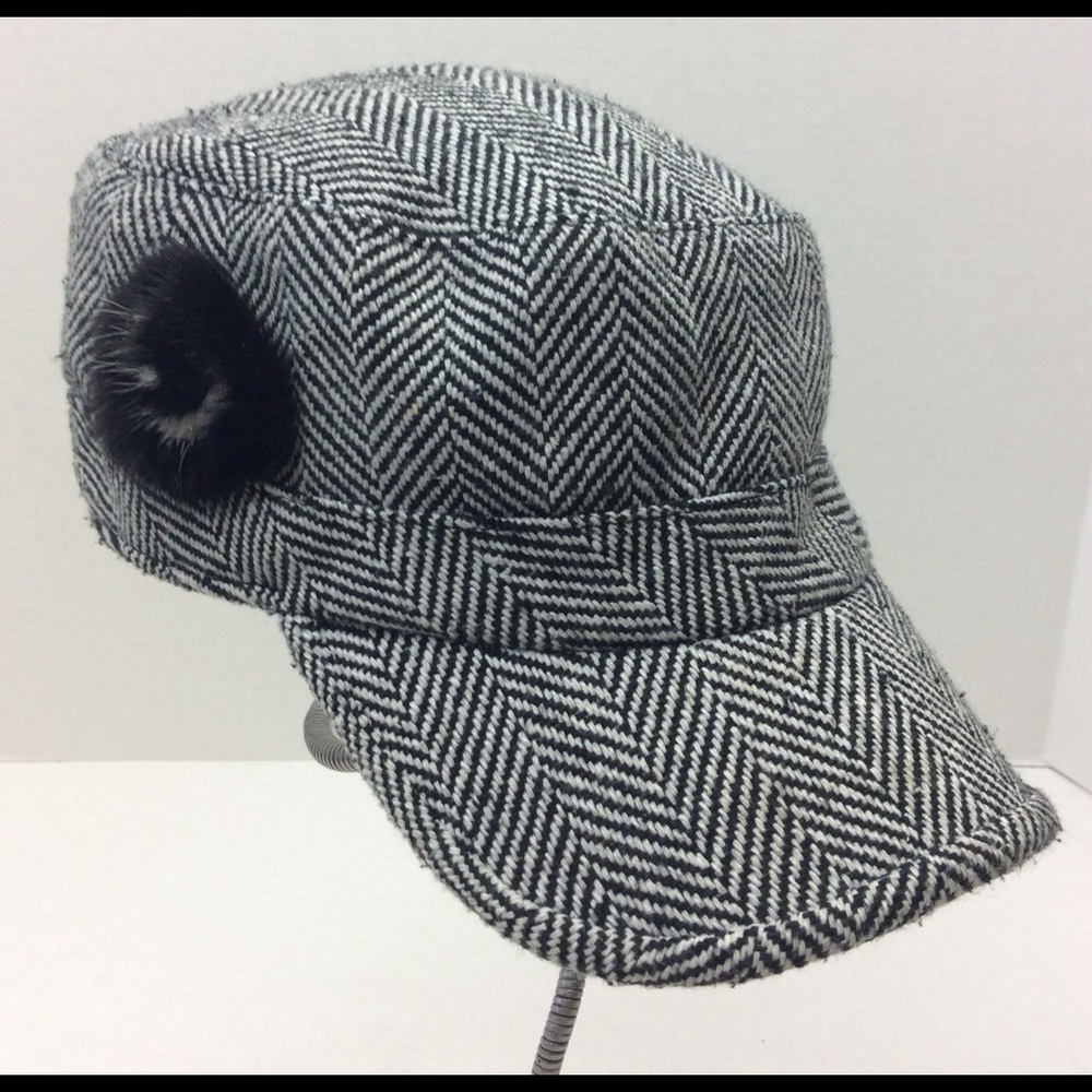 🚫sold🚫Black/White Herringbone Cap Rabbit Pom